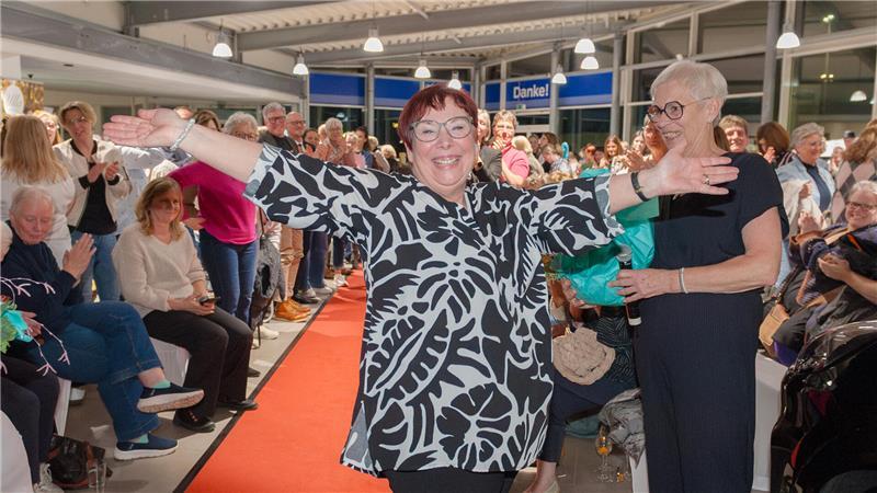 Roter Teppich für die neueste Dessous- und Bademode: Die Buxtehuder Fachhändlerin Beatrice Kietzmann bei ihrer diesjährigen Modenschau im Autohaus Tobaben.
