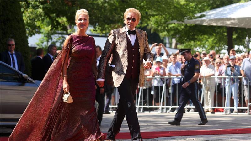 Dresscode oder Schlabberlook fürs Opernhaus? Roter Teppich und große Robe: Thomas Gottschalk und Karina Mroß. (Archivbild)
