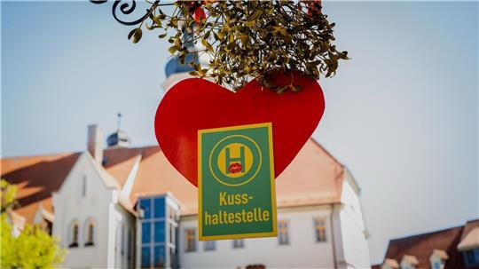 Rotes Herz und Mistelzweig: Auf dem Marktplatz in Eisenberg ist Küssen ausdrücklich erwünscht.