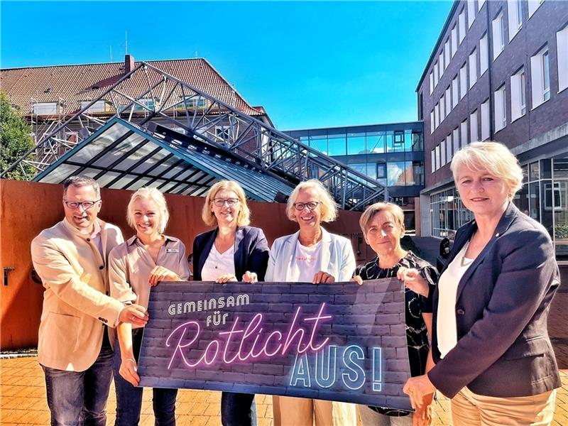 „RotlichtAus!“, fordern Sonja Domröse, Gabi Schnackenberg, Karina Holst, Andrea Jülisch und Elena Knoop (von rechts). Im fast gleichnamigen Titel der Kampagne, die Landrat Kai Seefried unterstützt hat, stand vor dem Ausrufezeichen noch ein 