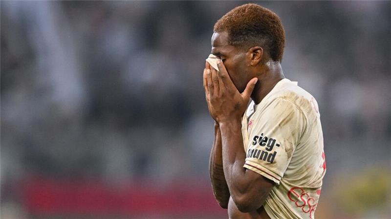 Fünf Tore und zweimal Rot: Wilder Mainzer Sieg in Augsburg Rotsünder Samuel Essende ärgert sich über seine Dummheit.