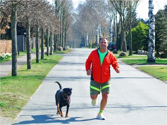 Rottweiler-Hündin Cesca hilft Franco Benincasa beim Training für den Hamburg-Marathon. Foto: Schnackenberg