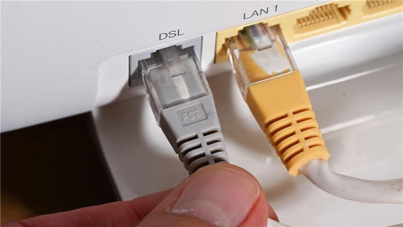 Router mit DSL-Kabel: DSL ist zwar eine alte, aber noch immer dominante Technologie am deutschen Internetmarkt.