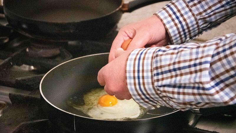 39 Jahre Frühlokal: Nachtschicht mit Kult-Wirt Peter Fritz im „Ei“ Routinierte Handgriffe: Eier aufschlagen kann der Wirt im Schlaf. Sie sind in fast jedem Gericht und geben dem Frühlokal seinen Namen.