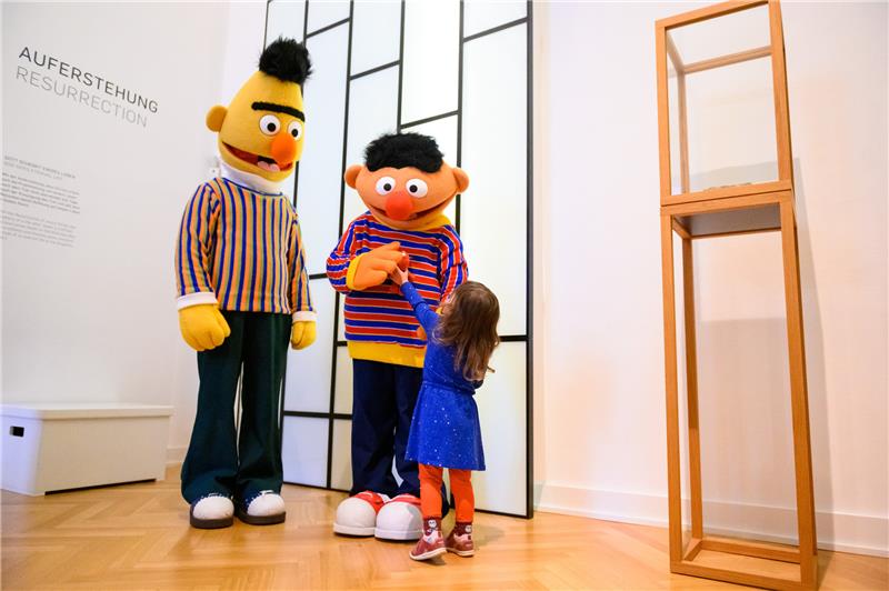 Ernie und Bert feiern 50. Jubiläum der Sesamstraße in Hamburg Roxy zeigt den Figuren Ernie und Bert ihr Elmo-Kuscheltier. Zum 50. Jubiläum der Sesamstraße veranstaltet das Museum für Kunst und Gewerbe einen Aktionstag für die ganze Familie. Foto: Jonas Walzberg/dpa