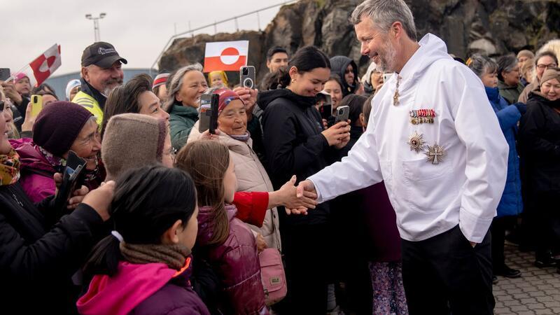 Dänischer König Frederik mit Liebeserklärung an Grönland Royaler Besuch auf größter Insel der Erde: Dänemarks König Frederik X. ist in dieser Woche in Grönland zu Gast.