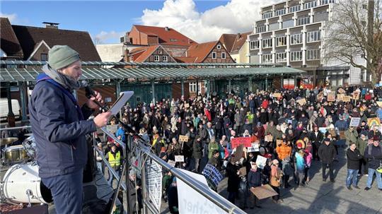 Ruben Pampoukidis vom Stader Improtheater Improvokanz begrüßte die Teilnehmer auf dem Platz am Sande.