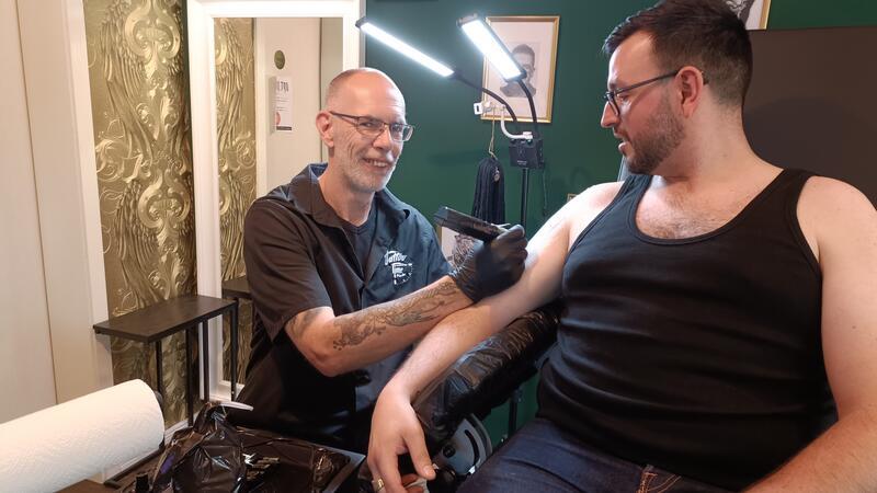 Organspende-Tattoo: Stader lassen sich stechen, um Leben zu retten Ruben van der Veen bearbeitet den Oberarm von José Nogales.