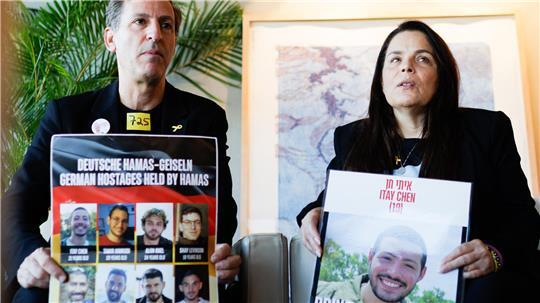 Ruby (l) und Hagit Chen, Eltern der Geisel Itay Chen, bei einem Interview mit der DPA Ende September.