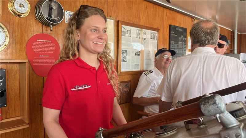 Rudergängerin Maike Thoms steuert die Cap San Diego nach den Ansagen des Lotsen in den Hamburger Hafen.