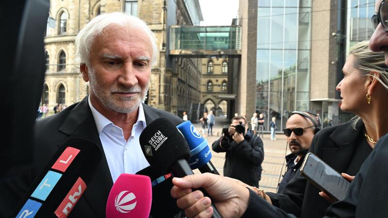 Willi Lemkes Abschiedsspiel: Viel Prominenz bei Trauerfeier Rudi Völler, Bremens ehemaliger Spieler und Direktor der deutschen Nationalmannschaft.