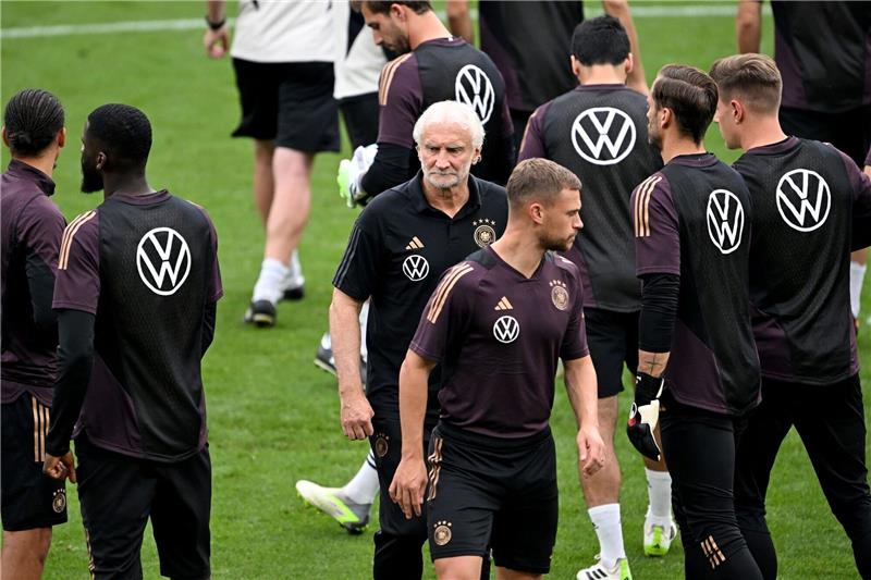 Rudi Völler (M) schließt den Job als Teamchef bis zur Heim-EM für sich aus.