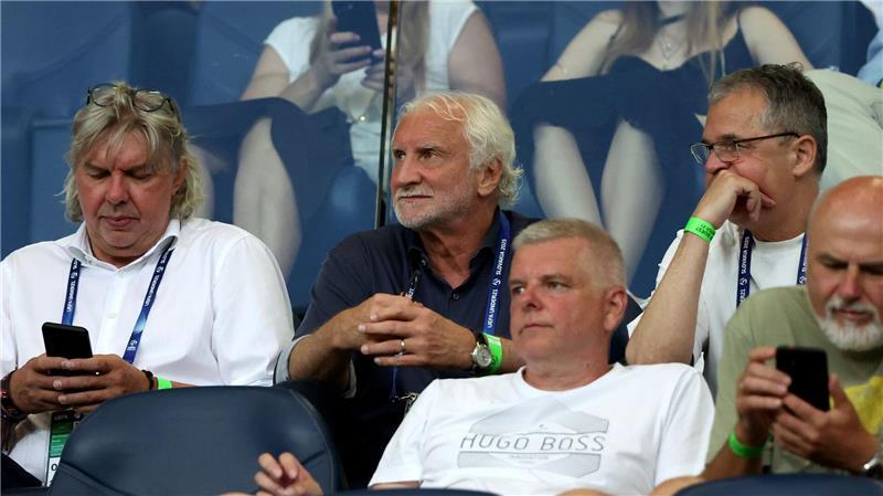 „Das größte Spiel“: U21 will Final-Krönung gegen England Rudi Völler (M) tippt auf einen Sieg gegen England.