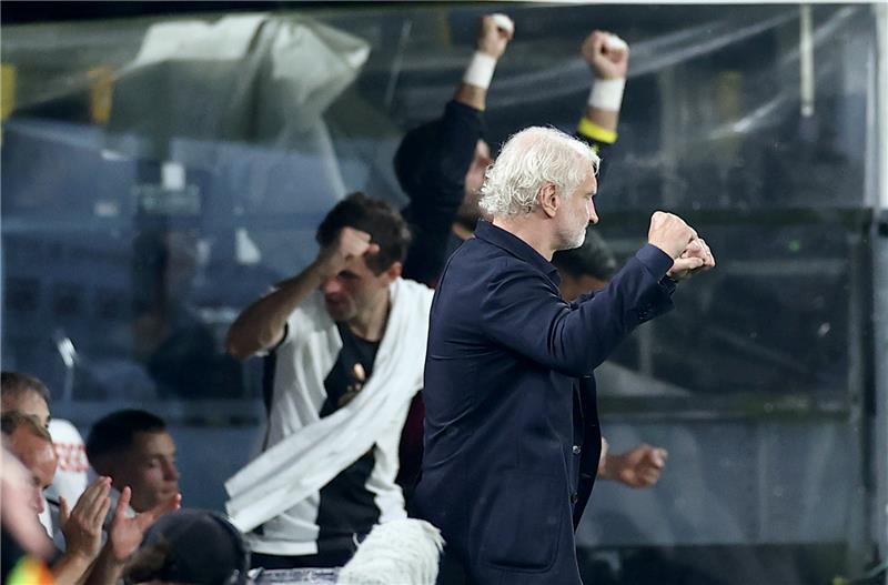 Völler erweckt DFB-Elf – und muss jetzt eigentlich weitermachen Rudi Völler ballt die Hände zur Faust, bejubelt mit Thomas Müller (im Hintergrund) das zwischenzeitliche 2:0 der DFB-Auswahl. Foto: dpa