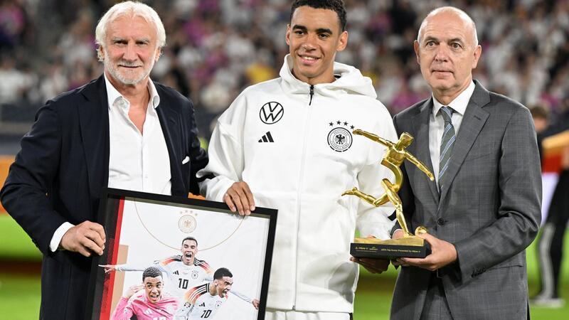 Rudi Völler (l) hört 2026 als DFB-Sportdirektor aus. Beim Ungarn-Spiel zeichnet er gemeinsam mit DFB-Präsident Bernd Neuendorf (r) Nationalspieler Jamal Musiala nach seinen drei EM-Toren aus. 