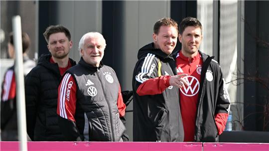 Rudi Völler (l.) und Julian Nagelsmann (2.v.r.) schauen auf den Trainingsplatz. 