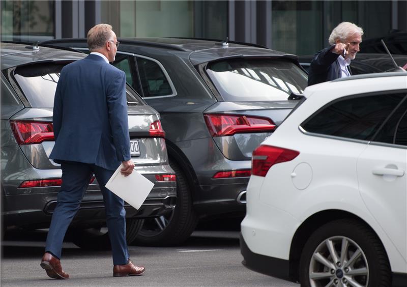 Rudi Völler (rechts) und Karl-Heinz Rummenigge kommen zur DFB-Krisensitzung zusammen. Foto: dpa