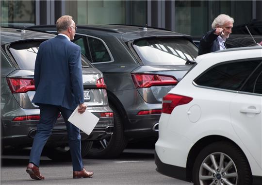 Rudi Völler (rechts) und Karl-Heinz Rummenigge kommen zur DFB-Krisensitzung zusammen. Foto: dpa