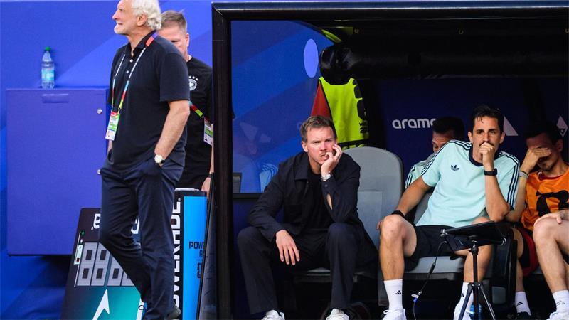 Weiter mit Nagelsmann: Was dafür und was dagegen spricht Rudi Völler und Julian Nagelsmann sind fassungslos nach dem WM-Aus.