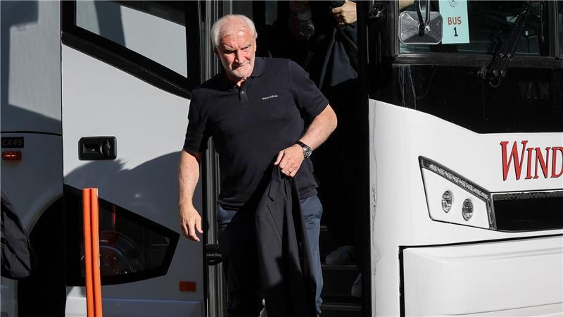 Rudi Völler verlässt den Mannschaftsbus der DFB-Elf in Chicago. 