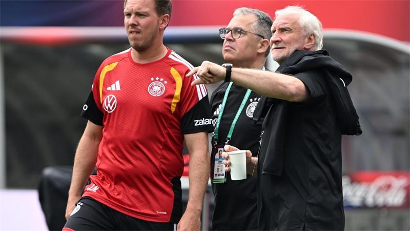 Das spricht für und gegen einen Verbleib von Völler beim DFB Rudi Völler war in der sportlichen Leitung mit Julian Nagelsmann eng verbandelt. (Archivbild)