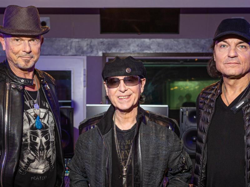 Rudolf Schenker (l-r), Klaus Meine und Matthias Jabs von den Scorpions. Foto: Moritz Frankenberg/dpa/Archivbild
