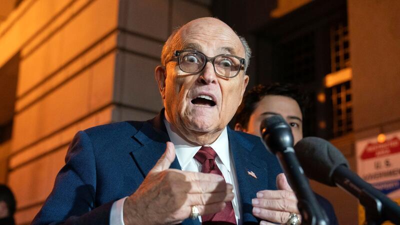 Rudy Giuliani muss zwei ehemaligen Wahlhelferinnen knapp 150 Millionen Dollar Schadenersatz zahlen.