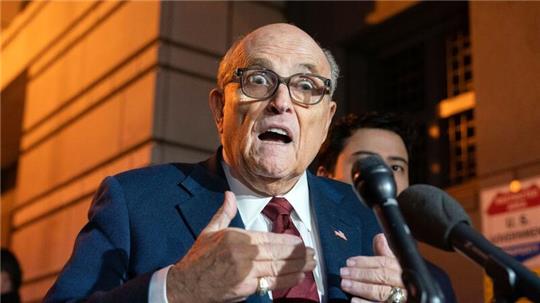 Rudy Giuliani muss zwei ehemaligen Wahlhelferinnen knapp 150 Millionen Dollar Schadenersatz zahlen.