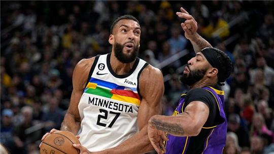 Rudy Gobert (l) ist nach 2018, 2019 und 2021 erneut zum besten NBA-Verteidiger gewählt worden.