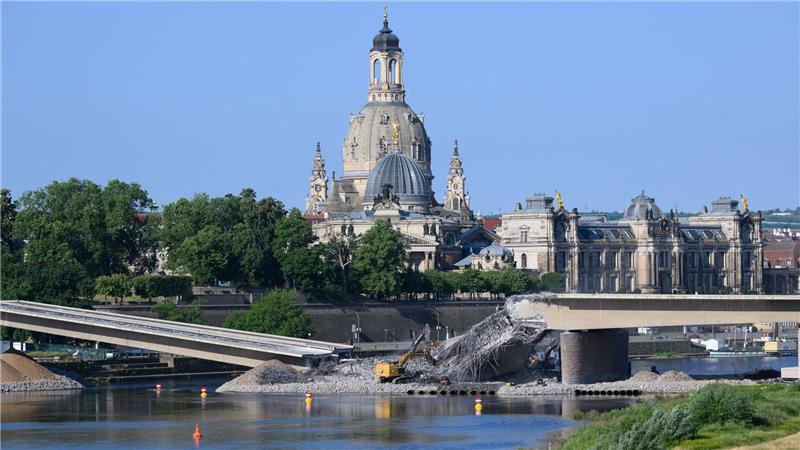 Rückbau mit Skyline – Carolabrücke vor Dresdner Kulisse
