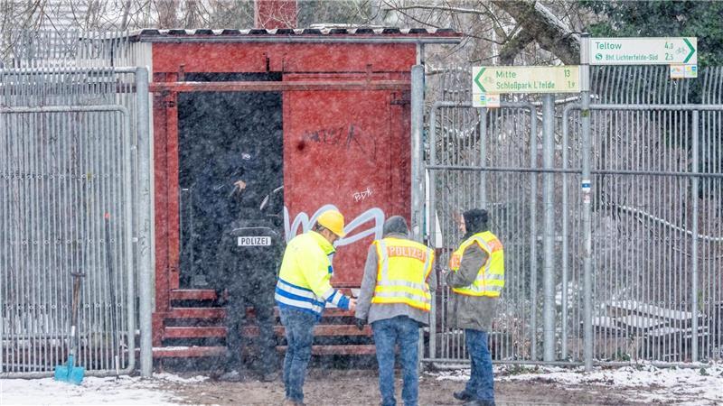 Strombetreiber nach Blackout: Kein Anzeichen für Anschlag Rückblick: Einsatzkräfte der Polizei stehen im Januar an der Brandstelle einer Kabelbrücke vor dem Kraftwerk Lichterfelde am Teltowkanal. (Archivbild)