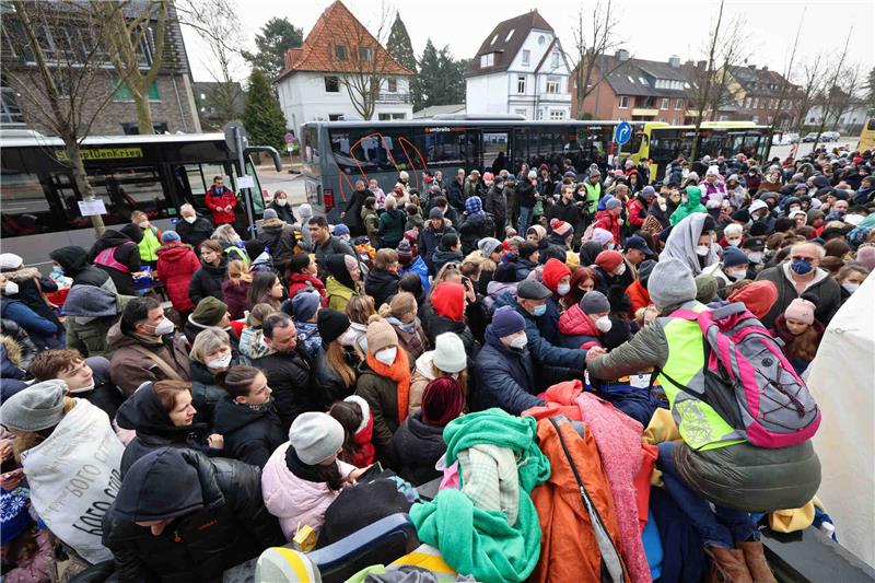 Hamburger CDU: Senat muss sich auf erneuten Flüchtlingszustrom vorbereiten Rückblick Mitte März: Menschen, die aus der Ukraine geflohen sind, warten vor dem Amt für Migration in Hamburg. Foto: Christian Charisius/dpa