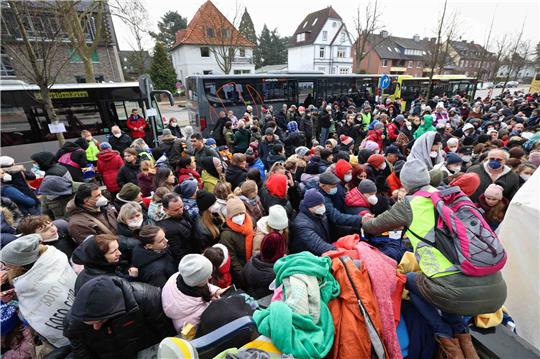 Rückblick Mitte März: Menschen, die aus der Ukraine geflohen sind, warten vor dem Amt für Migration in Hamburg. Foto: Christian Charisius/dpa
