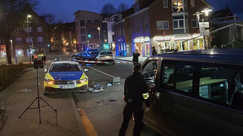 Aussagen im Stader Clan-Prozess: Richter erhebt schweren Vorwurf Rückblick: Tatortaufnahme durch die Polizei in der Nacht nach der tödlichen Messerattacke am Salztor in Stade. Rechts ist der Döner-Imbiss.