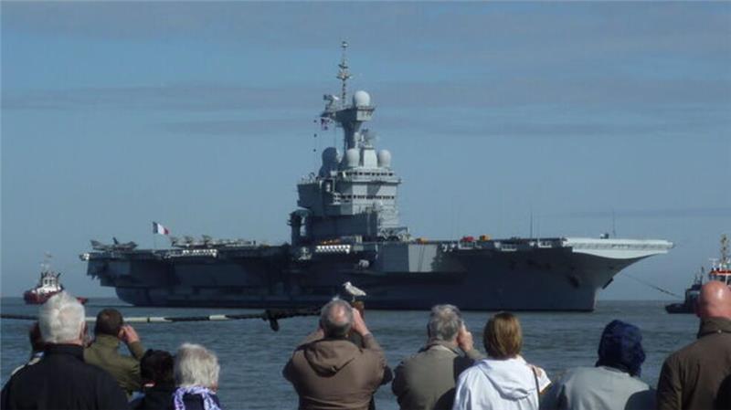 Flugzeugträger HMS Queen Elizabeth auf der Elbe unterwegs nach Hamburg Rückblick ins Jahr 2010: Tausende erwarteten den französischen Flugzeugträger Charles de Gaulle in Cuxhaven (Archivbild).