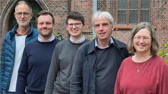 Rücken enger zusammen (von rechts): Claudia Brandy, Wilfried Behr, Tobias Grotefend, Jonas Milde und Peter Vollmers von den fünf Stader Kirchengemeinden.