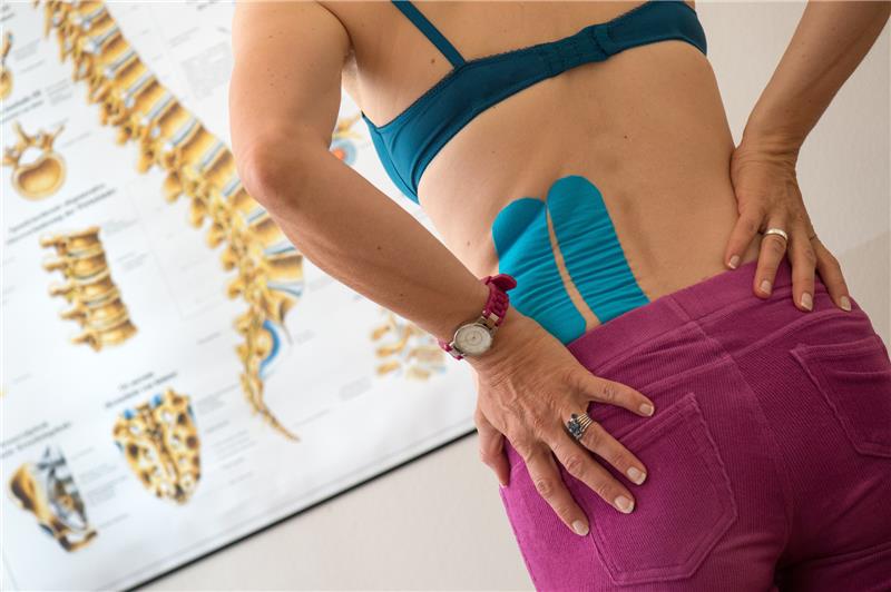 Rückenschmerzen haben deutliche zugenommen. Das zeigt der Gesundheitsreport 2018 der DAK. Foto Arno Burgi/dpa