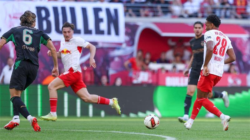 Traumdebüt für Demichelis als RB-Trainer: 3:0 gegen Gladbach Rückkehrer Christopher Nkunku (r) legt für Rocco Reitz auf, der gegen seinen Ex-Club trifft.