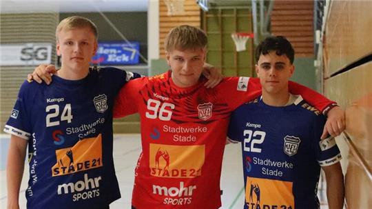 Rückraumspieler Danny Müller, Torwart Niklas Itzen und Tarek Wafdi als Rechtsaußen (von links) verstärken den VfL Fredenbeck.