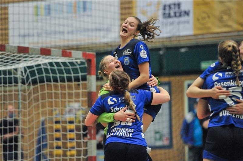 Rückraumspielerin Liv Süchting (oben) und Kreisläuferin Lynn Schneider feiern Torhüterin Katharina Filter, die als Spielerin des Tages ausgezeichnet wurde.