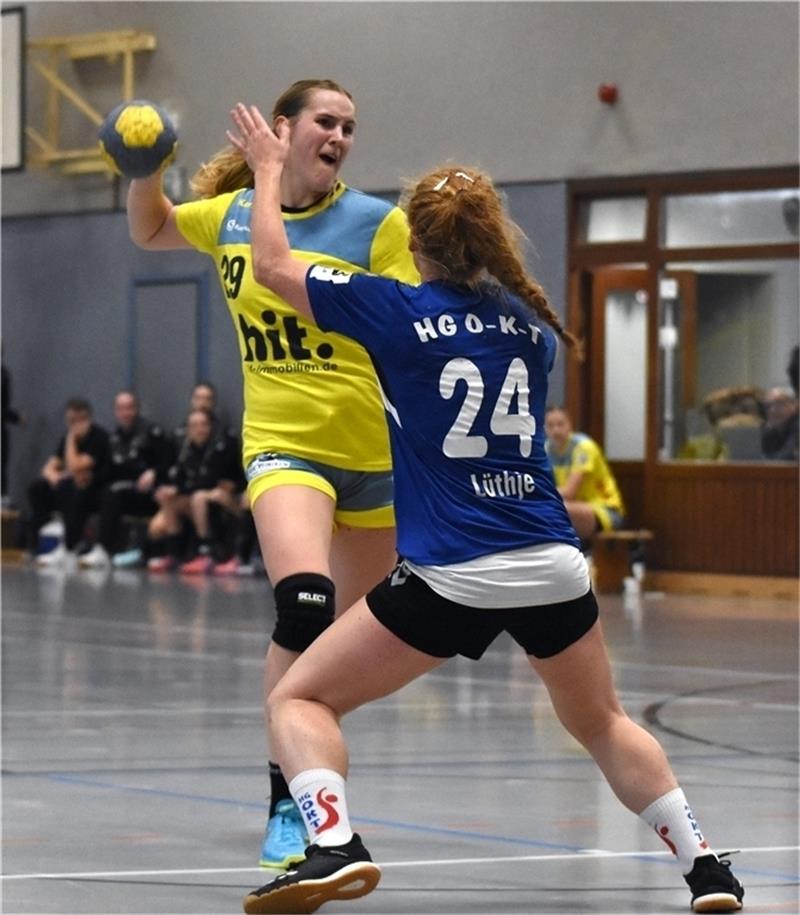 Rückraumspielerin Paulina Golla , hier gegen Josefine Lütje, erzielt vier Tore gegen die HG OKT. Foto: Hobke