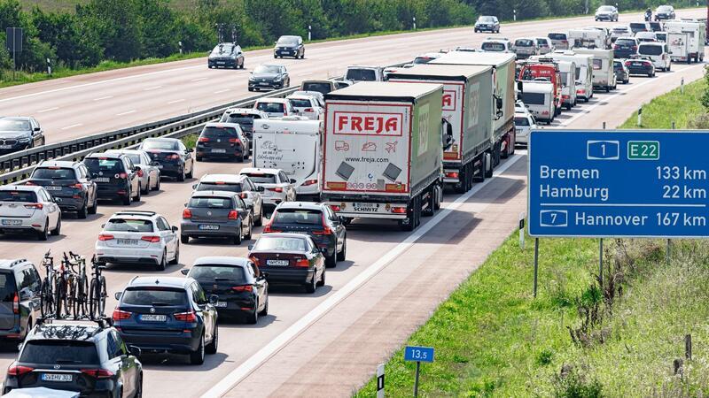 Rückreiseverkehr staut sich auf der Autobahn A1 Richtung Süden über die Landesgrenze mit Schleswig-Holstein wegen einer Baustelle auf Hamburger Gebiet.