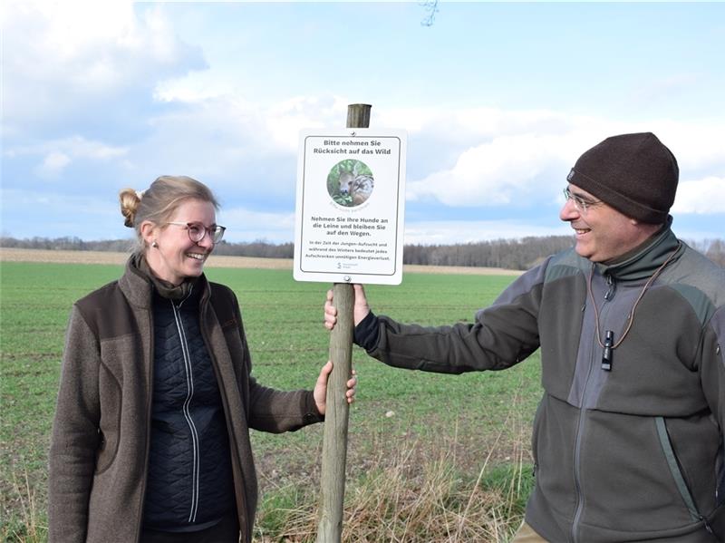 Rücksicht auf das Wild: Judith und Oliver Bülte aus Apensen stellen im Süden Stades 20 Hinweisschilder auf. Foto: Strüning