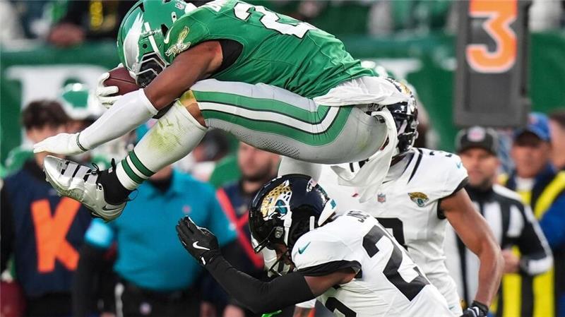 Rückwärts über den Gegner: NFL-Star mit irrem Sprung Rückwärts wie über eine Hürde? Saquon Barkley sorgte mit diesem Satz für die Szene des Tages in der NFL.
