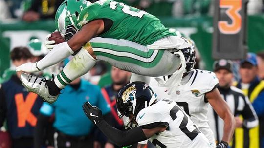 Rückwärts wie über eine Hürde? Saquon Barkley sorgte mit diesem Satz für die Szene des Tages in der NFL.