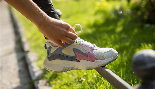 Rückwärtslaufen bringt zahlreiche gesundheitliche Vorteile mit sich, wie die Forschung inzwischen weiß. Foto: Christin Klose/dpa-tmn