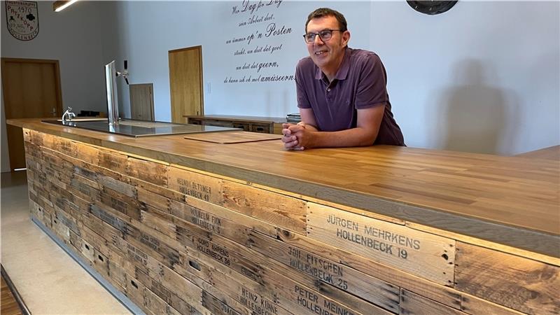 Rüdiger Frank hat in 250 Arbeitsstunden den Hollenbecker Tresen aus Hunderten Brettern zusammengezimmert. Foto: Ahrens