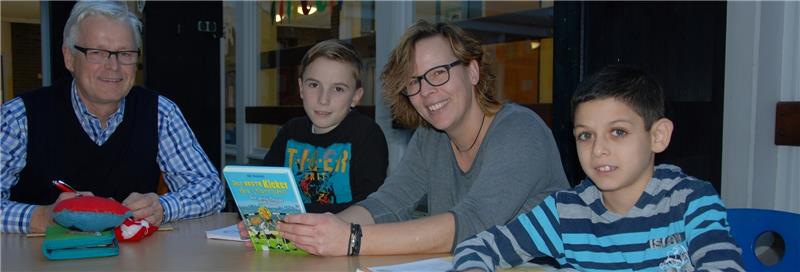 Rüdiger Hohl und Stephanie Schröder üben mit den Flüchtlingskindern an drei Nachmittagen. Foto Felsch