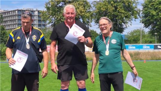 Rüdiger Hülsmann (Mitte, Platz 1) vertrat bei den Norddeutschen Meisterschaften den VfL Horneburg.