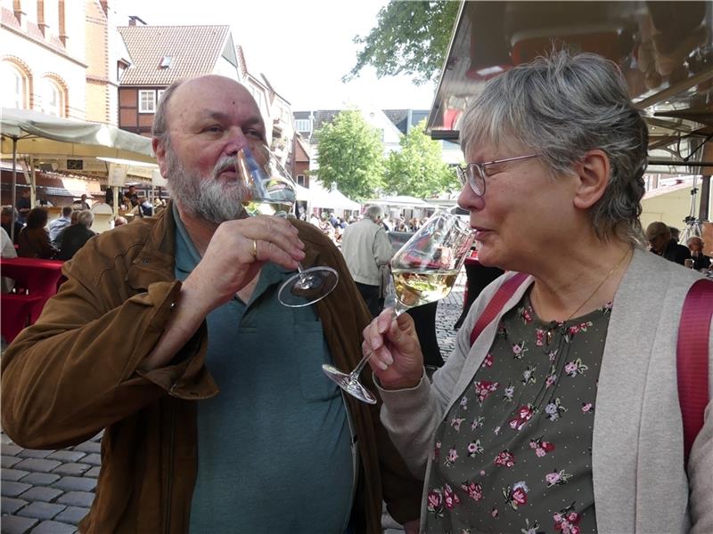 Rüdiger und Iris Lenz aus Stade verkosten: „Wein ist kein Durstlöscher, Wein ist Genuss “, sagt Lenz in Nordbaden aufwuchs. Fotos: Knappe
